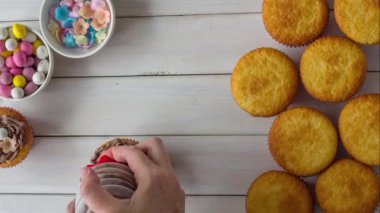 Süslü Paskalya Kekini Çikolata Şekerleme, Paskalya Yumurtası ve Wafer Çiçekleri ile Süslemek 