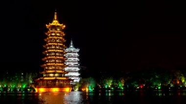 Guilin Çin 'de Güneş ve Ay Pagoda Gecesi 4K