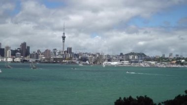 Auckland Şehir Limanı 'nın Auckland Yıl dönümü Yelkenli Yarışı' ndaki görüntüsü - 4K