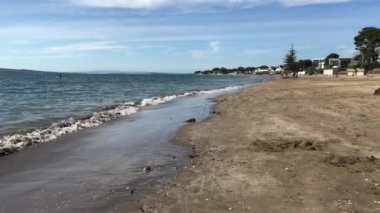 Bir Yaz Günü Auckland Yeni Zelanda 'da Milford Sahilinde Yürüyen İnsanlar