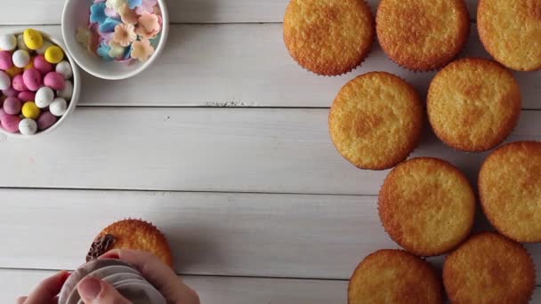 Decorare Cupcake Pasquale Con Cioccolato Ghiacciato Uova Pasqua Fiori Cialda — Video Stock
