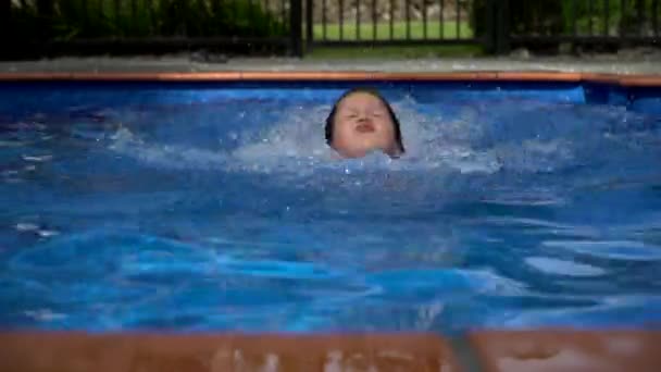 Chica Joven Aprendiendo Nadar Través Piscina — Vídeos de Stock