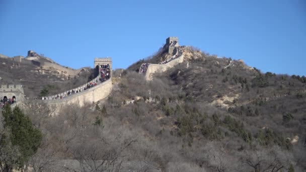 中国の万里の長城を寒い冬の日に歩く未確認の人々 — ストック動画