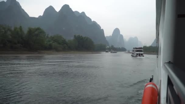 River Cruise Guilin Yangshuo Číně Den Mlhavé Zimy — Stock video