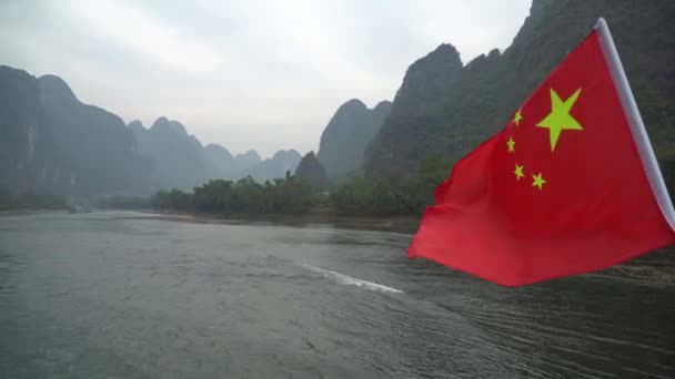 River Cruise Guilin Yangshuo Číně Misty Zimní Den Čínskou Vlajkou — Stock video