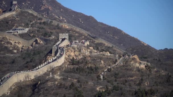 寒い冬の日に中国の万里の長城を歩く未確認の人々が4 Kをズームアウト — ストック動画