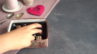 Eller, Aşkı simgeleyen Bir Kutu Çikolatayı Kopyalama Uzayı ile Bir Masada Paylaşır