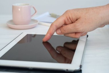 Kadınların Elleri Tablet 'in Dokunma Ekranı' nı Kapat