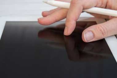 Kadınların Elleri Tablet 'in Dokunma Ekranı' nı Kapat