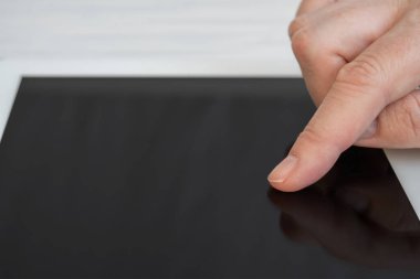 Kadınların Elleri Tablet 'in Dokunma Ekranı' nı Kapat