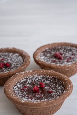 Lezzetli Çikolatalı Turtaların Beyaz Arkaplanda Yakın Çekimi Uzayı Dikey Kopyala