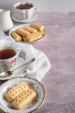 Geleneksel Kısa Ekmek ve Çay, Dikey Alan Kopyalama ile Seçici Odaklı Işık Arkaplanı seti