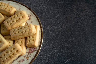 Kısa Ekmeği Karanlık Arkaplanda Kopyalama Boşluğu ile Kapatın