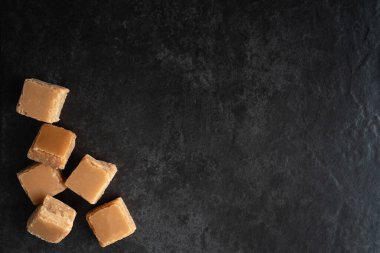 Üstten Gelen Karamelalı Şekerleme Yığını Kopya Boşluğu ile Karanlık Bir Arkaplanda