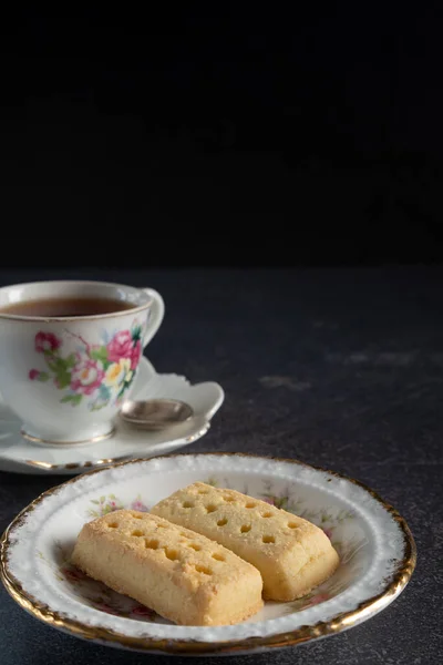 Geleneksel Shortbread ve Cup of Tea, Seçici Odak Koyu Arkaplan Uzayı Dikey Kopyala