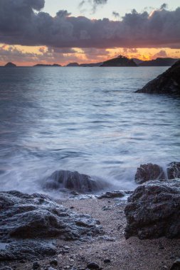 Yeni Zelanda 'nın kuzeyindeki Te Ngaere Körfezi' nde Sunrise at Sunrise at a Coastal View