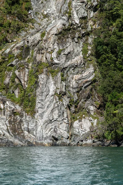 Dramatic Rock Cliff Rising Out Ocean Vertical — Fotografia de Stock