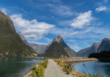 Milford Sound 'daki Mitre Tepesi Yeni Zelanda' nın güney adasındaki Fiordland Ulusal Parkı 'nda güneşli bir yaz gününde