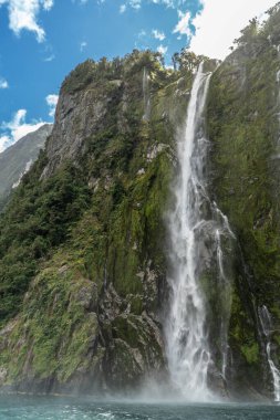 Güneşli bir günde Yeni Zelanda 'nın Güney Adası' ndaki Milford Sound İtfaiyesi Ulusal Parkı 'nda Stirling Şelalesi