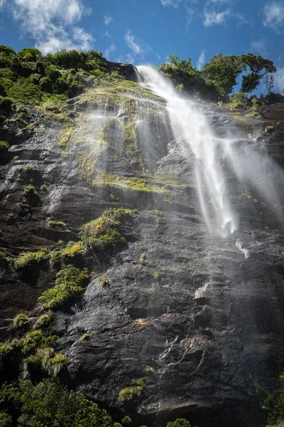 Wasser Rauscht Einem Sonnigen Tag Von Der Felswand Milford Sound — Stockfoto