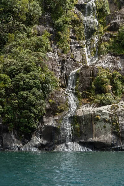 Vodopád Skalní Stěně Milford Sound Fiordland Národního Parku Jižním Ostrově — Stock fotografie