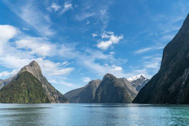 Milford Sound, Yeni Zelanda 'nın güney adasındaki Fiordland Ulusal Parkı' nda güneşli bir yaz gününde.