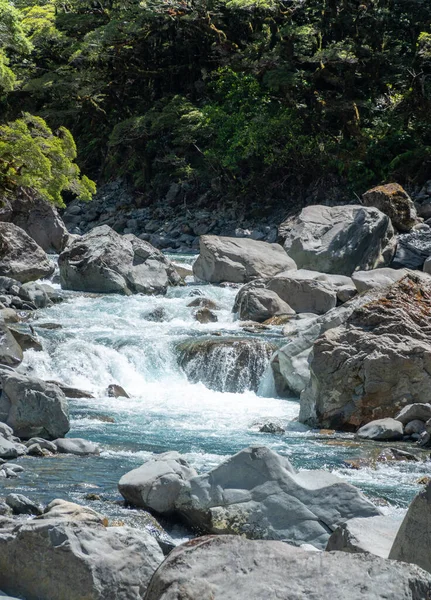 Mountain River Clear Blue Water Tekoucí Skalách Národním Parku Fiordland — Stock fotografie