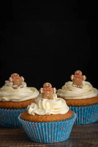 Χριστουγεννιάτικα Cupcakes Gingerbread Topper Σκούρο Φόντο Copy Space Κάθετη — Φωτογραφία Αρχείου