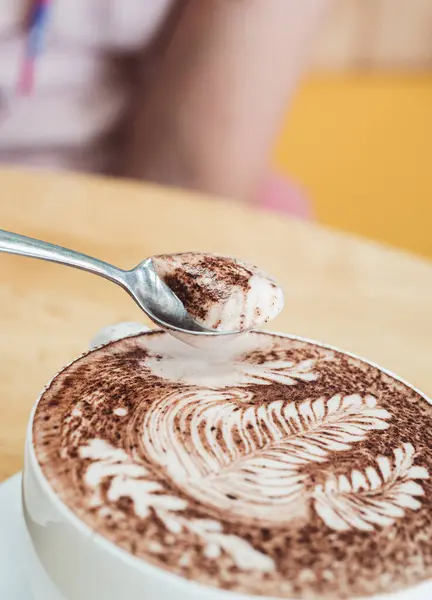 Személy Figyelembe Kanál Tejhab Forró Csokoládé Egy Kávézó Asztalon — Stock Fotó