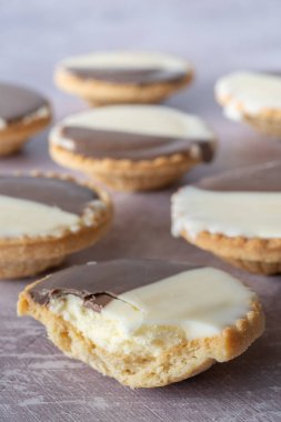 Seçici Dikey Odaklı Bir Masaya Sıralanmış Neenish Tartlarının Kapanışı