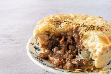 Biftek ve Kara Biber Turtası Seçici odaklı bir tabakta Doğranmış