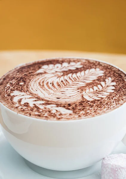 Große Heiße Schokolade Auf Einem Cafétisch Mit Farndekor Selektiver Fokus — Stockfoto