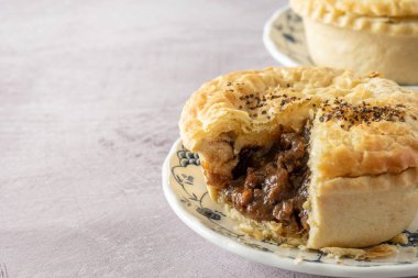 Biftek ve Kara Biber Turtası Seçici odaklı bir tabakta Doğranmış