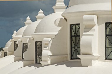bir katedral üzerinde beyaz cupolas