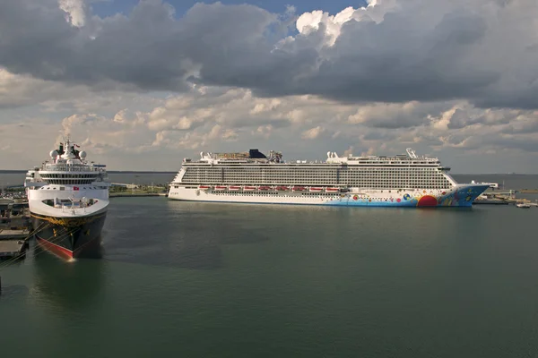 Een cruiseship gedokt in de haven — Stockfoto