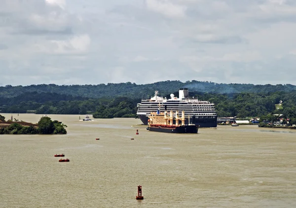 Cruiseship w Kanał Panamski — Zdjęcie stockowe