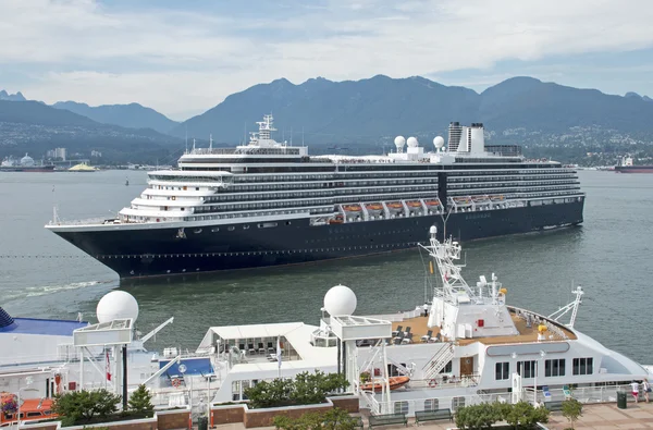 Cruiseship leaving harbor — Stock Photo, Image