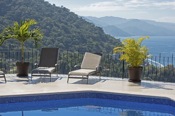 Pasifik Okyanusu üzerinde havuzu Teras