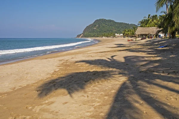 Gekrümmter Pazifikstrand Stockfoto