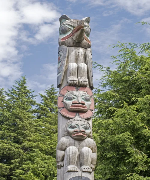 Alaskan totem pole sculpture — Stock Photo, Image