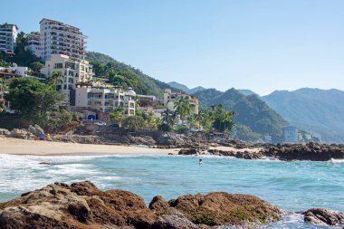 Pasifik Okyanusu sahili, Puerto Vallarta, Meksika 'nın güneyindeki dağ arkası.