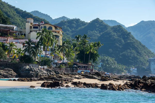 Meksika Pasifik Okyanusu kıyısında doğa ile harmanlanmış bir bina.