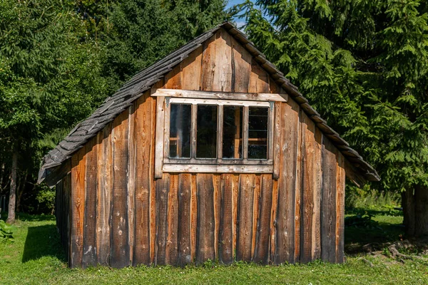 Uma Pequena Casa Madeira Velha Livre Floresta — Fotografia de Stock