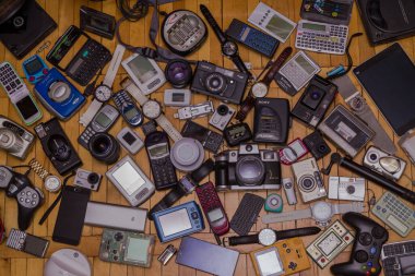 Kyiv (Kiev), Ukrayna - 25 Ocak 2016: Bir çok farklı cihaz, eski telefonlar, akıllı cihazlar, saatler, oyun çocuğu, şarj aletleri, kameralar, kayıt cihazları, joystick vs.
