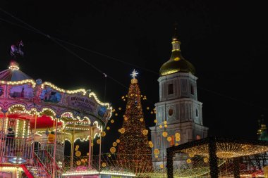 Kyiv (Kiev), Ukrayna - 18 Aralık 2021: Mykhailivska Meydanı 'nda süslenmiş ana Noel ağacı ve atlıkarınca