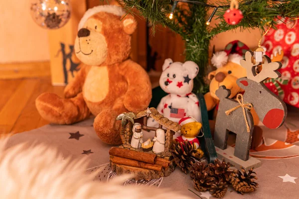 Schön Geschmückter Weihnachtsbaum Mit Verschiedenen Spielzeugen Und Symbolen — Stockfoto