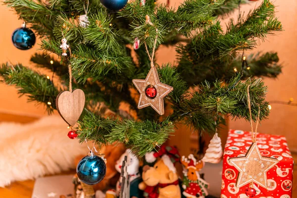 Gyönyörűen Díszített Karácsonyfa Különböző Játékokkal Szimbólumokkal — Stock Fotó