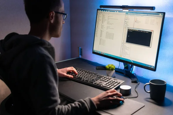 Ein Mann Arbeitet Computer Vor Einem Großen Bildschirm Mit Stylischem — Stockfoto