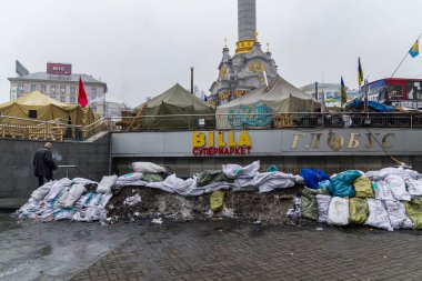 Kyiv (Kiev), Ukrayna - 15 Nisan 2014: Meydan Nezalezhnosti Meydanı 'nda halk protestoları, manifestolar ve özgürlük ve demokrasi için mücadele