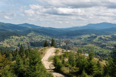 Güneşli bir yaz gününde kırsal alanda güzel bir doğa, dağlar ve orman manzarası.